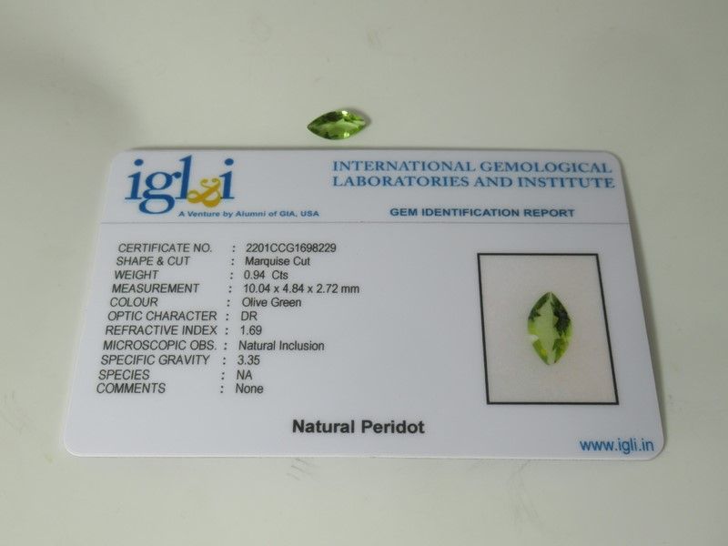 Null Péridot, taille marquise, faceté, 0,94 carat. Avec son certificat IGLI
