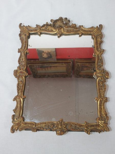 Null Miroir en bois doré. Style Rocaille. 34 x 27 cm (usure au tain, manques, re&hellip;