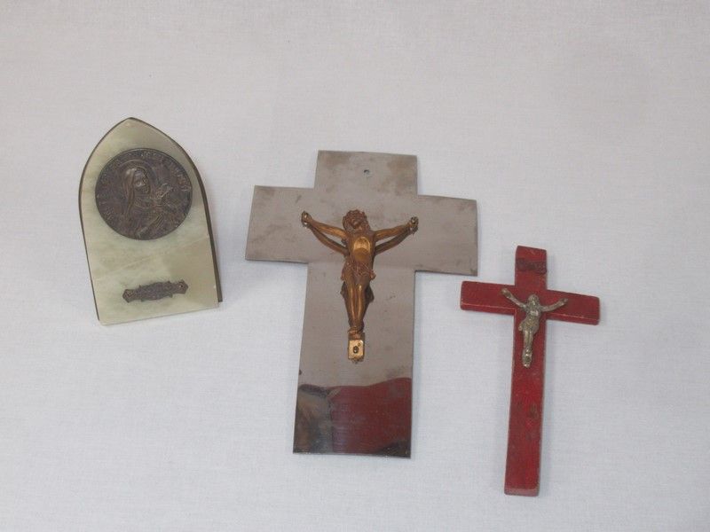 Null LITURGIE Lot en bois, métal, résine, pierre dure, comprenant 2 crucifix et &hellip;