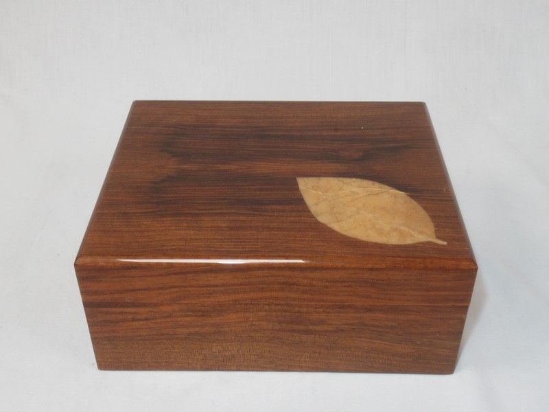 Null LANCEL Boîte en bois, à décor d'une feuille d'érable. 10 x 20 x 25 cm (légè&hellip;