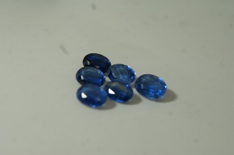 Null Lot de 6 kyanites facetées. Poids total : 9 carats.
