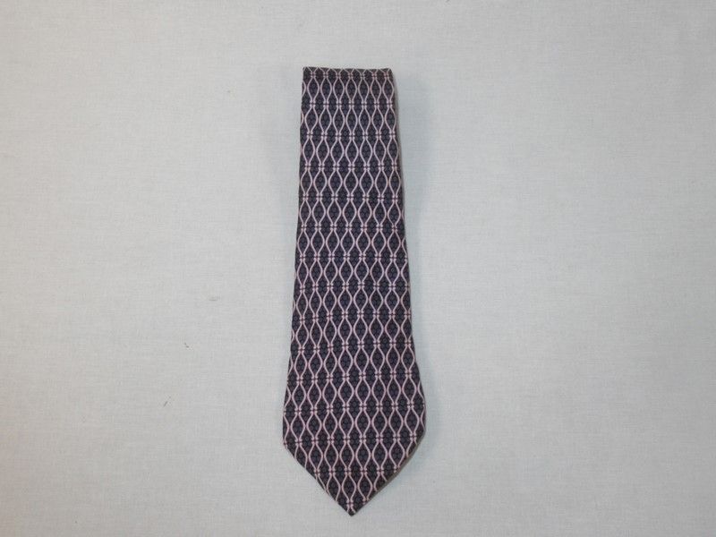Null HERMES Cravate en soie, à décor géométrique.