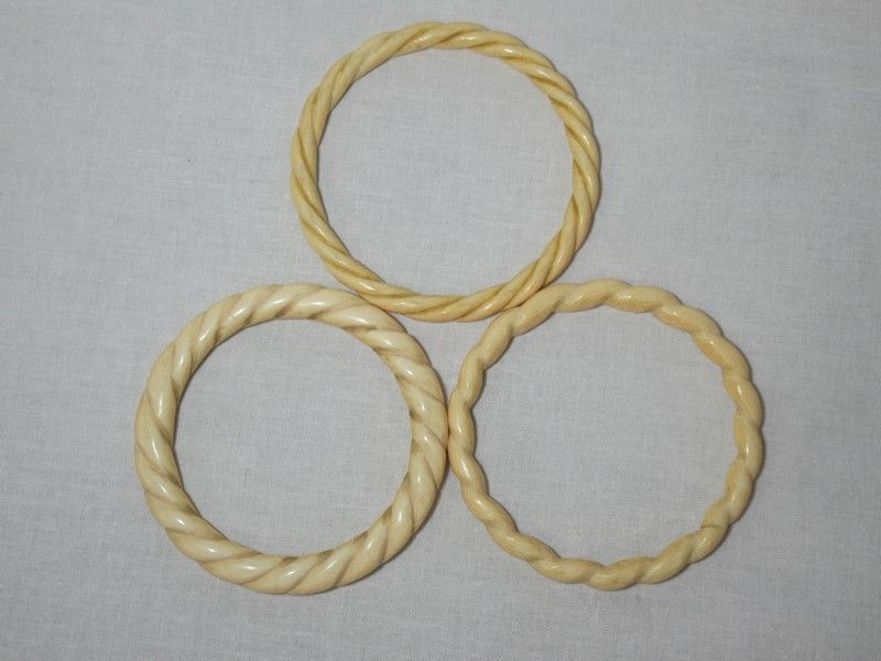 Null Lot de 3 bracelets joncs en ivoire. Diamètre intérieur : 6-7 cm (fentes, ja&hellip;