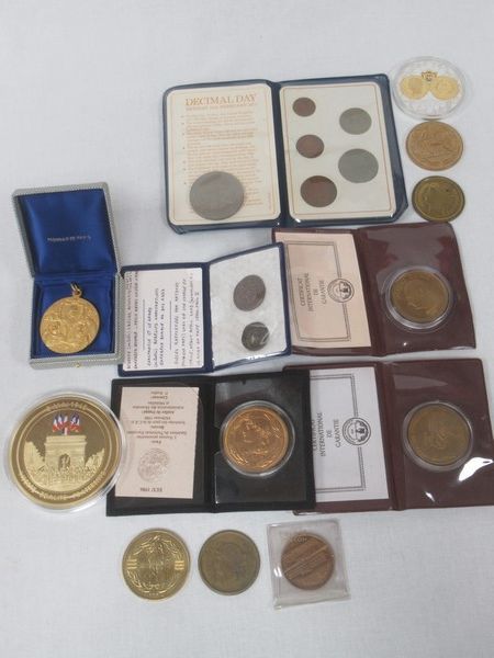 Null Lot de 17 reproductions de pièces et médailles anciennes en métal. 3,5-7 cm&hellip;