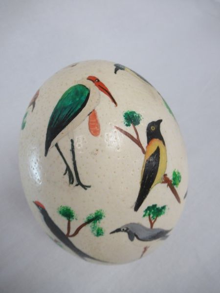 Null AFRICA Uovo di struzzo dipinto con animali. 16 cm.