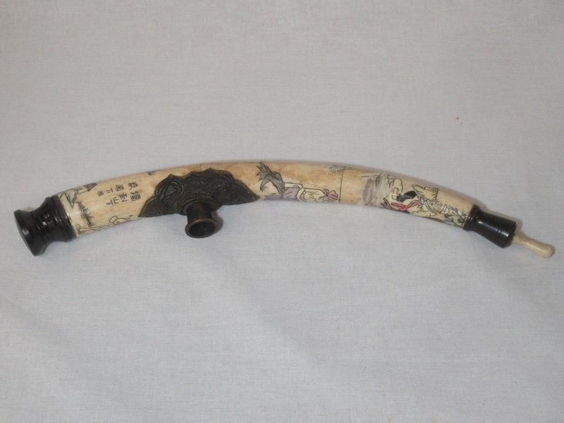 Null CHINE Pipe à opium en os et métal, à décor de personnages. 29 cm