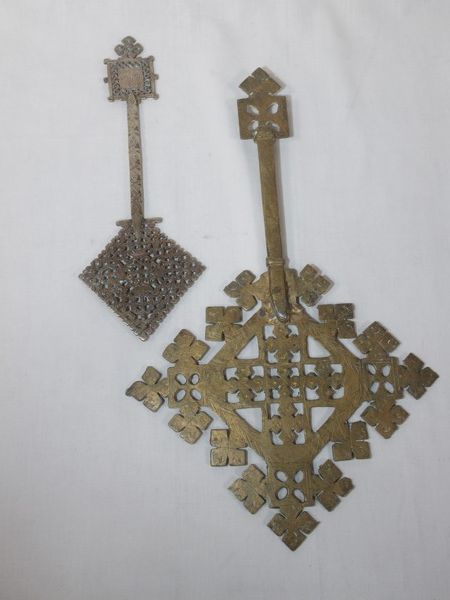 Null ORIENT Lot de deux plaques décoratives en métal ajouré. 28-40 cm (rayures)
