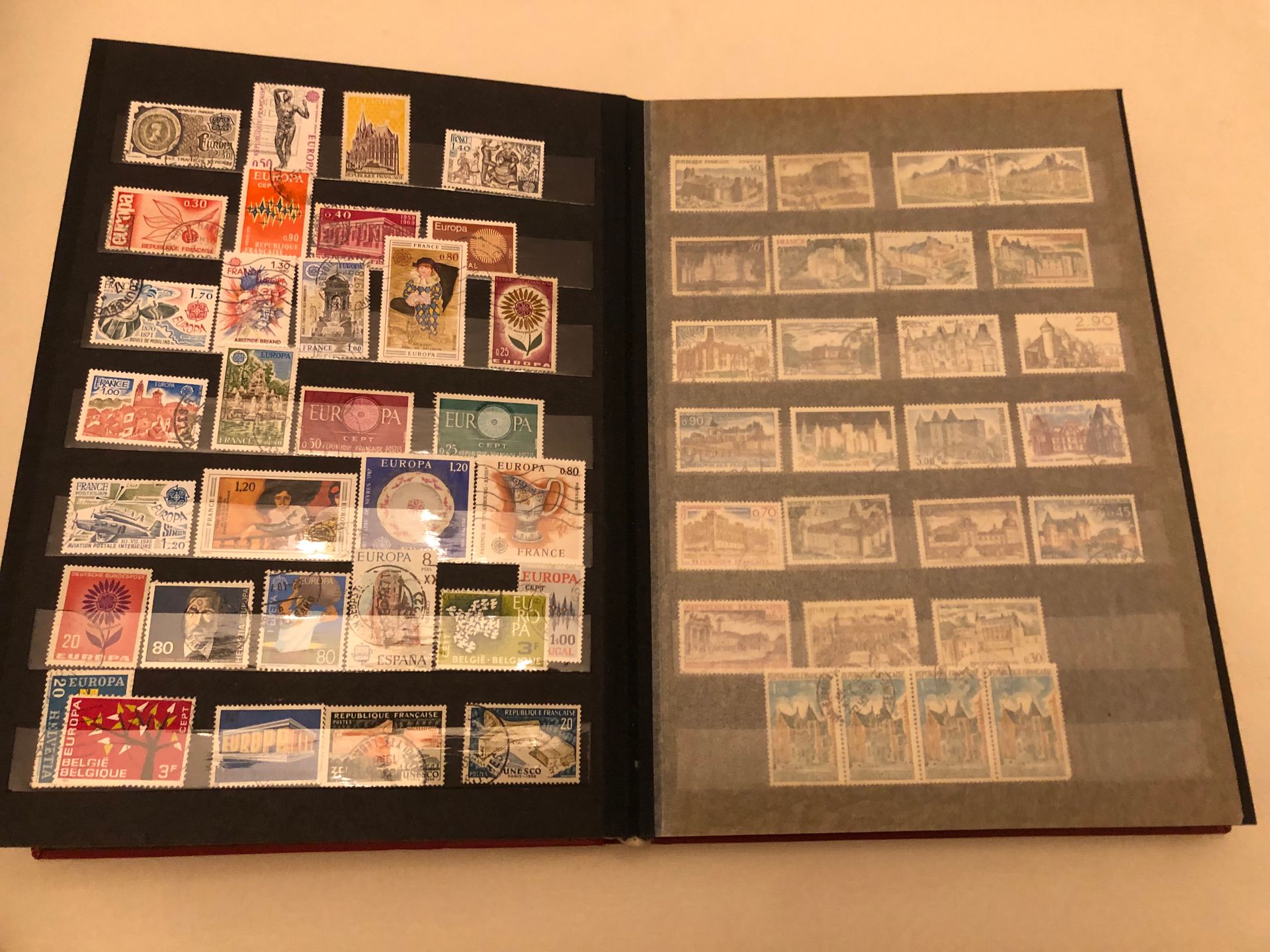 Null FRANCE Album contenant un important lot d’environ 800 timbres oblitérés