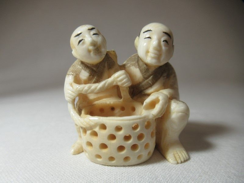 Null JAPON Nestuke en ivoire, figurant un homme avec son fils. 3,5 cm