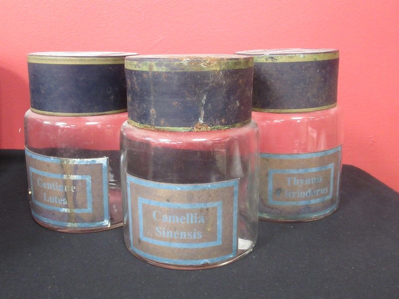 Null Lot de 3 pots à pharmacie en verre et métal. 16 cm (oxydation)