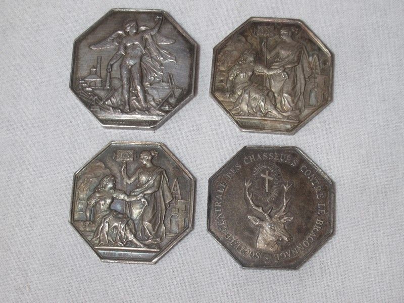 Null Lot de 4 médailles octogonales en argent. XVIIIe et XIXe. 3,5 cm Poids : 98&hellip;