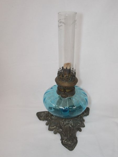 Null Lampe à pétrole en verre et métal. Avec son tube. Haut.: 38 cm (petites égr&hellip;