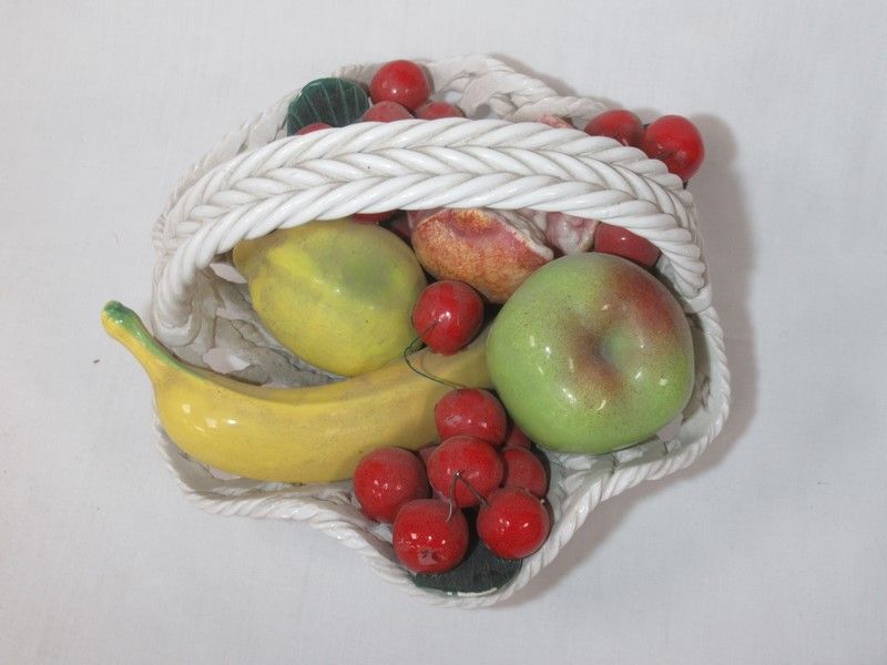 Null Sculpture en céramique, figurant un panier de fruits. 19 cm (quelques éclat&hellip;