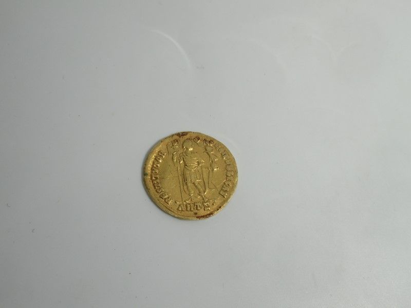 Null Römische Goldmünze. VALENSE Gewicht: 4,22 g (starke Abnutzung an der Kante)