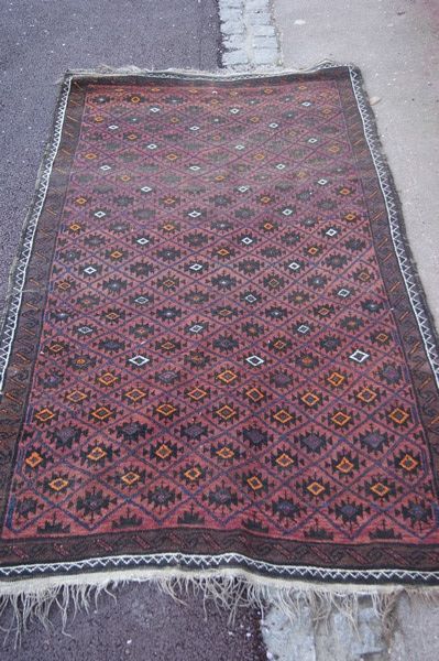 Null Tapis en laine à décor géométrique sur fond marron. 196 x 108 cm. (Importan&hellip;