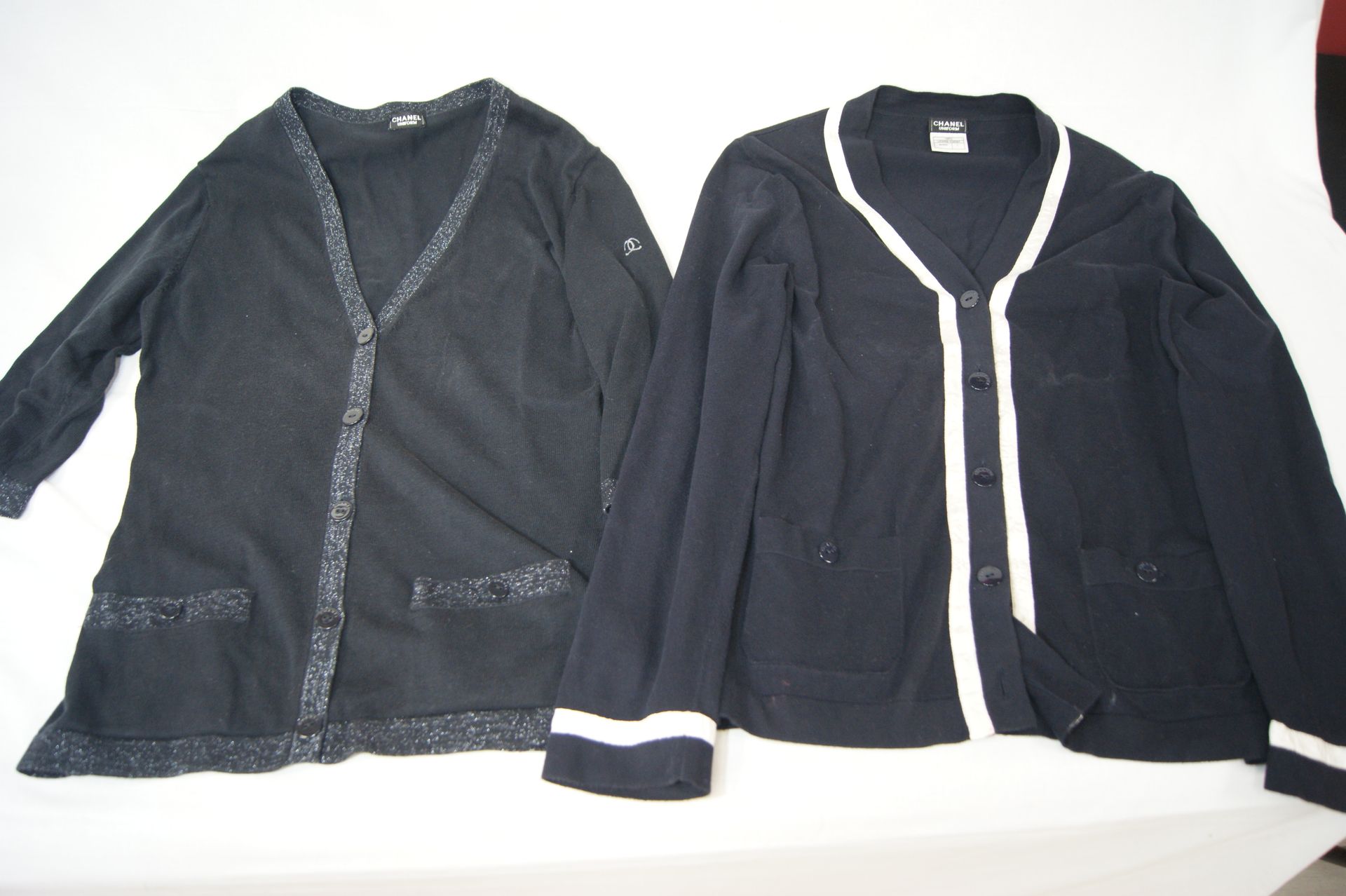 Null CHANEL (Uniform) Lot de deux gilets en laine. Taille 40 (usure)