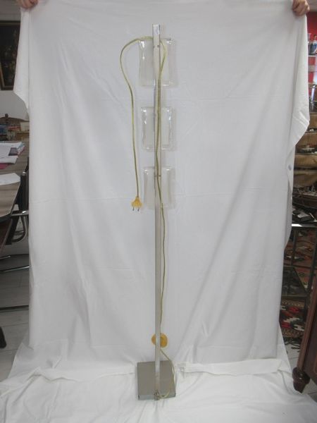 Null Stehlampe aus Metall und Glas. Höhe: 134 cm (leichte Kratzer)