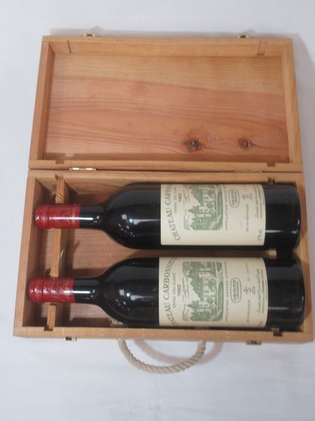 Null 2 bouteilles de Graves, Château Carbonnieux, Grand Cru Classé, 1985. Dans l&hellip;
