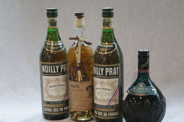 Null Lot de 4 bouteilles d'alcools : 2 Noilly Prat (vers 1960), 1 Pastis Artisan&hellip;