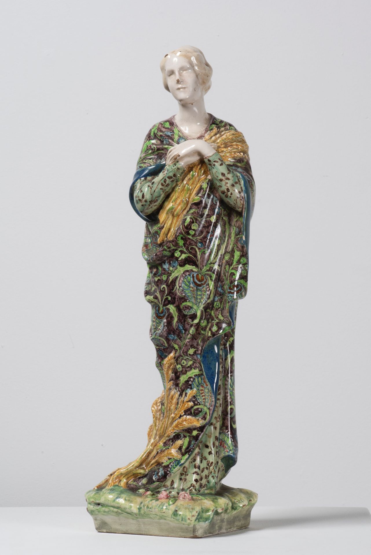 Null MOMOGRAM AM 带着麦穗的女人
釉面陶瓷材质。
帘子上有植物和花卉元素的装饰。
19世纪。
小事故。
高47,5厘米
出处：
原René Wi&hellip;