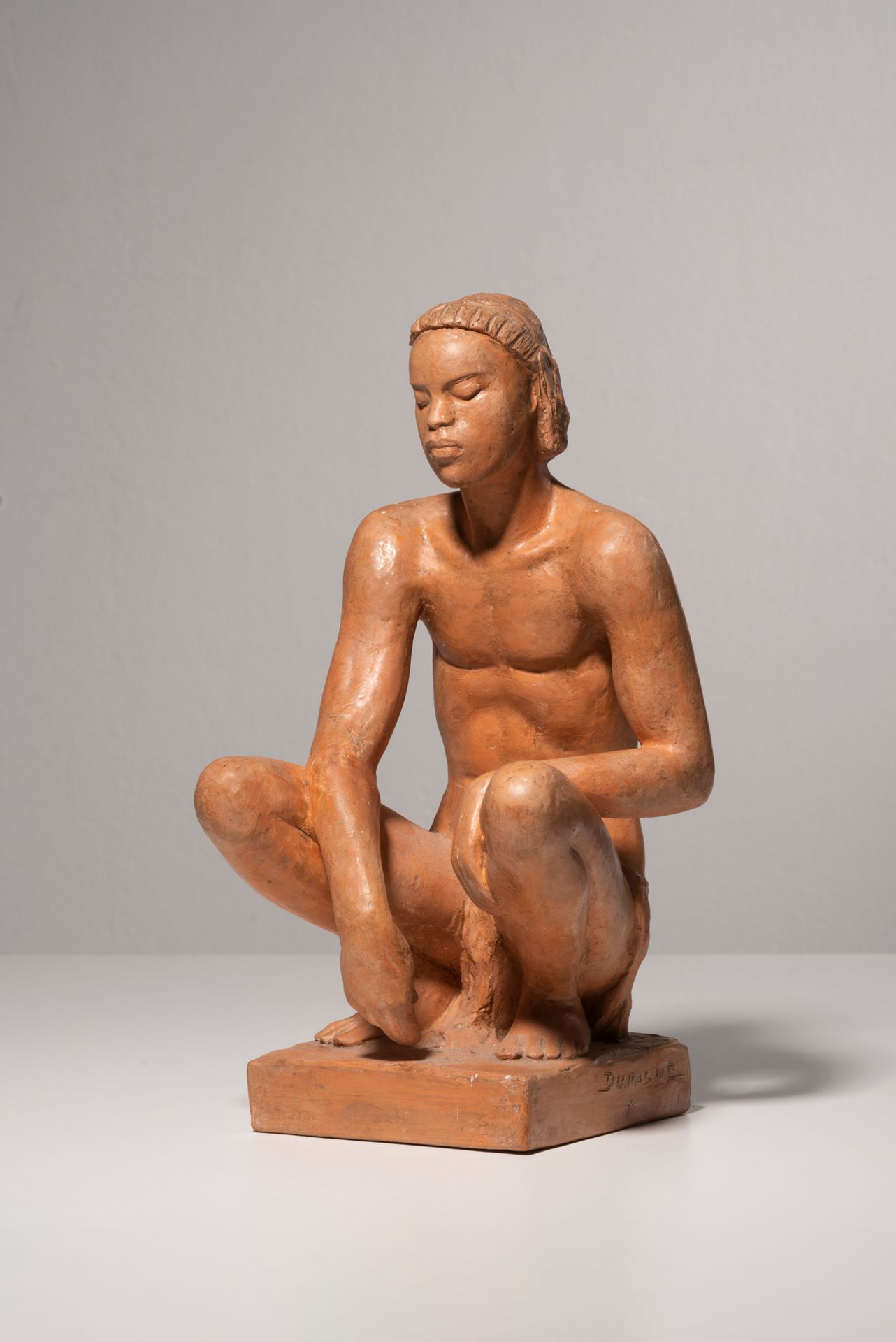 ARTHUR DUPAGNE (1895-1961) Young African accroupi
Terracotta.
Signed on the base&hellip;
