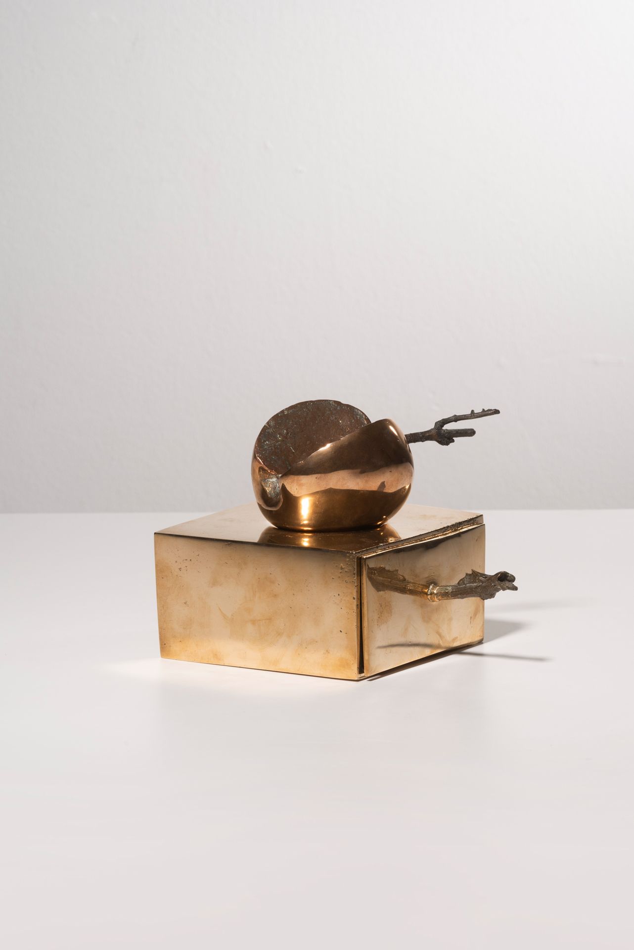 ALIK CAVALIERE (1926-1998) 苹果和抽屉，大约在1968年
带有金色和棕色铜锈的青铜。
抽屉上有签名和编号11。
Brons met g&hellip;