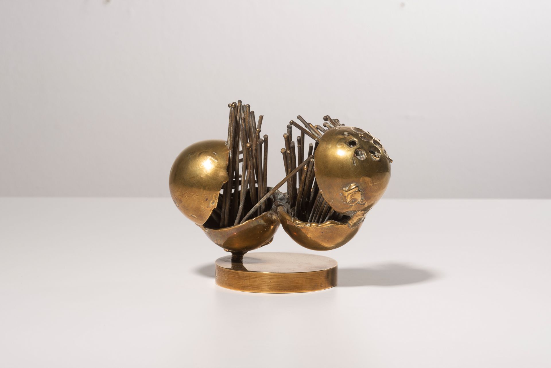 Alberto GUZMAN (1927-2017) 隔断，1967年
焊接的青铜，带有金色的铜锈。
底座上有签名和日期。
Gelast brons met g&hellip;