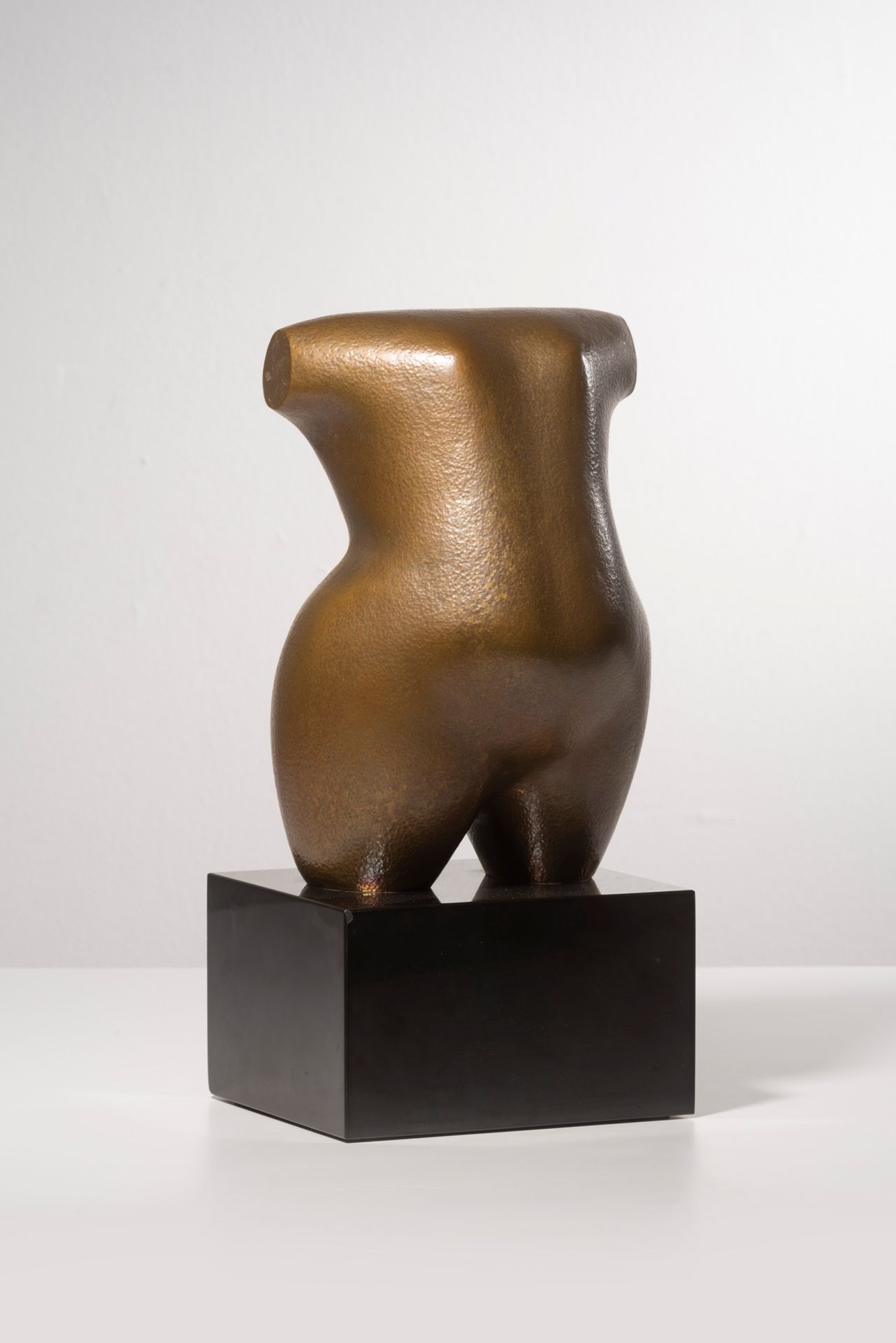 ANDRE EIJBERG (1929-2012) Pomona, 1968
Hammered bronze with brown patina on marb&hellip;
