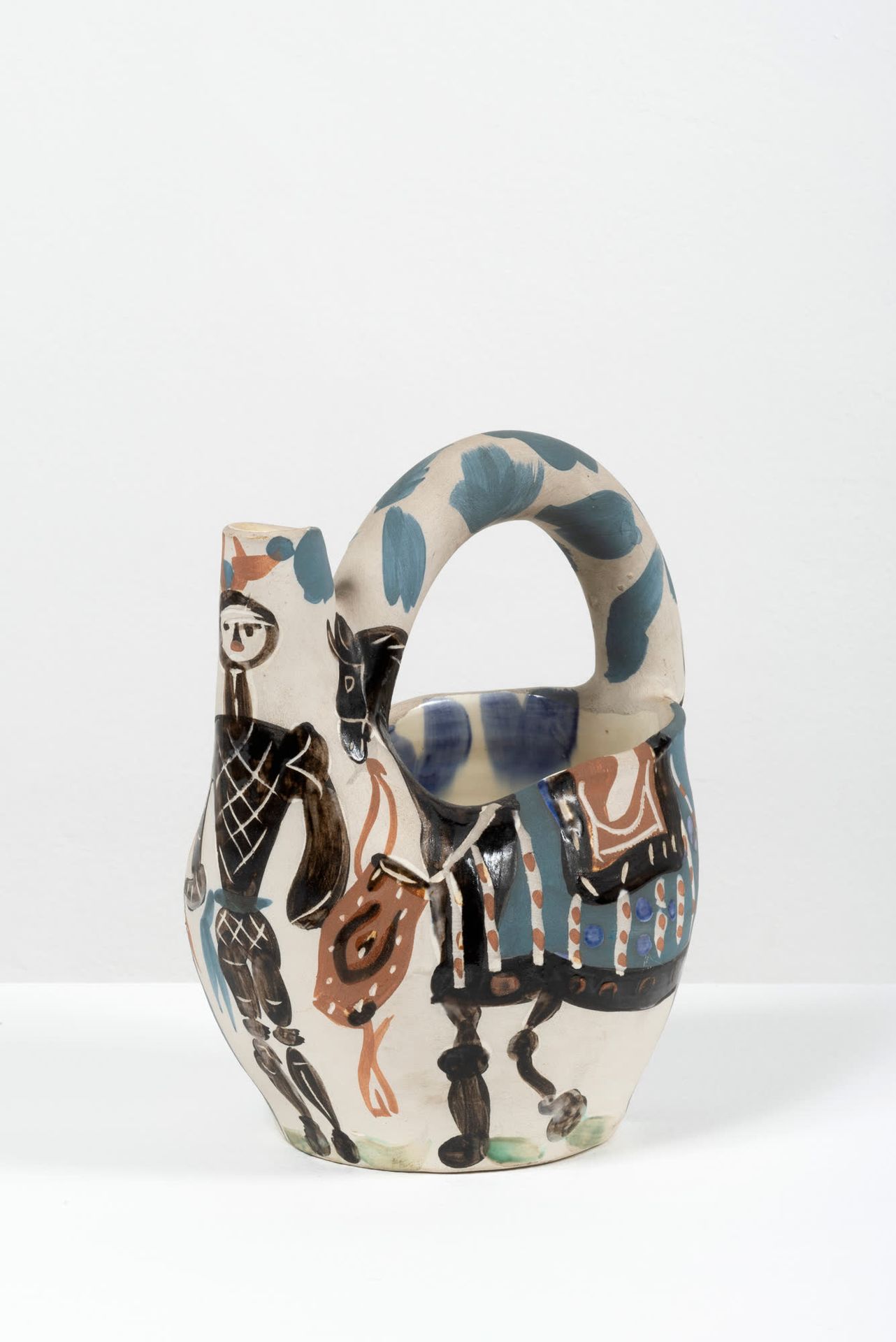 Pablo Picasso (1881-1973) 骑手和马，1952年。
带手柄和颜料的陶瓷壶，白色背景上装饰着马和剪影。
背面印有 "Madoura "和 &hellip;