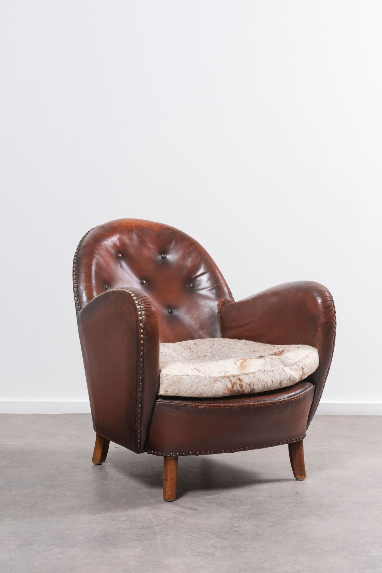 FLEMMING LASSEN (1902-1984) Fauteuil
Cuir capitonné, peau, bois et clous en lait&hellip;