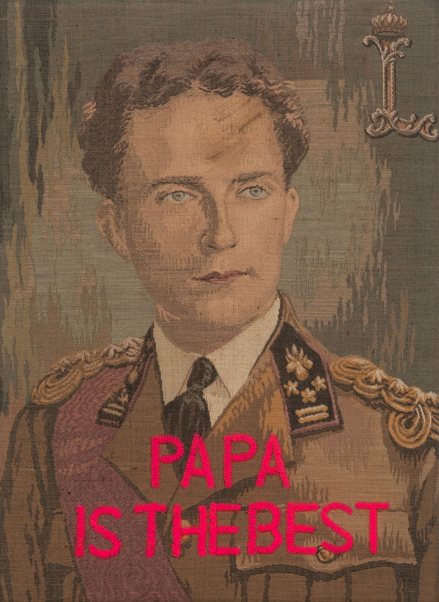 NINA LASSILA (Née en 1974) Papa is the best, 2015. 
 Stickerei auf Gobelin. 
Auf&hellip;