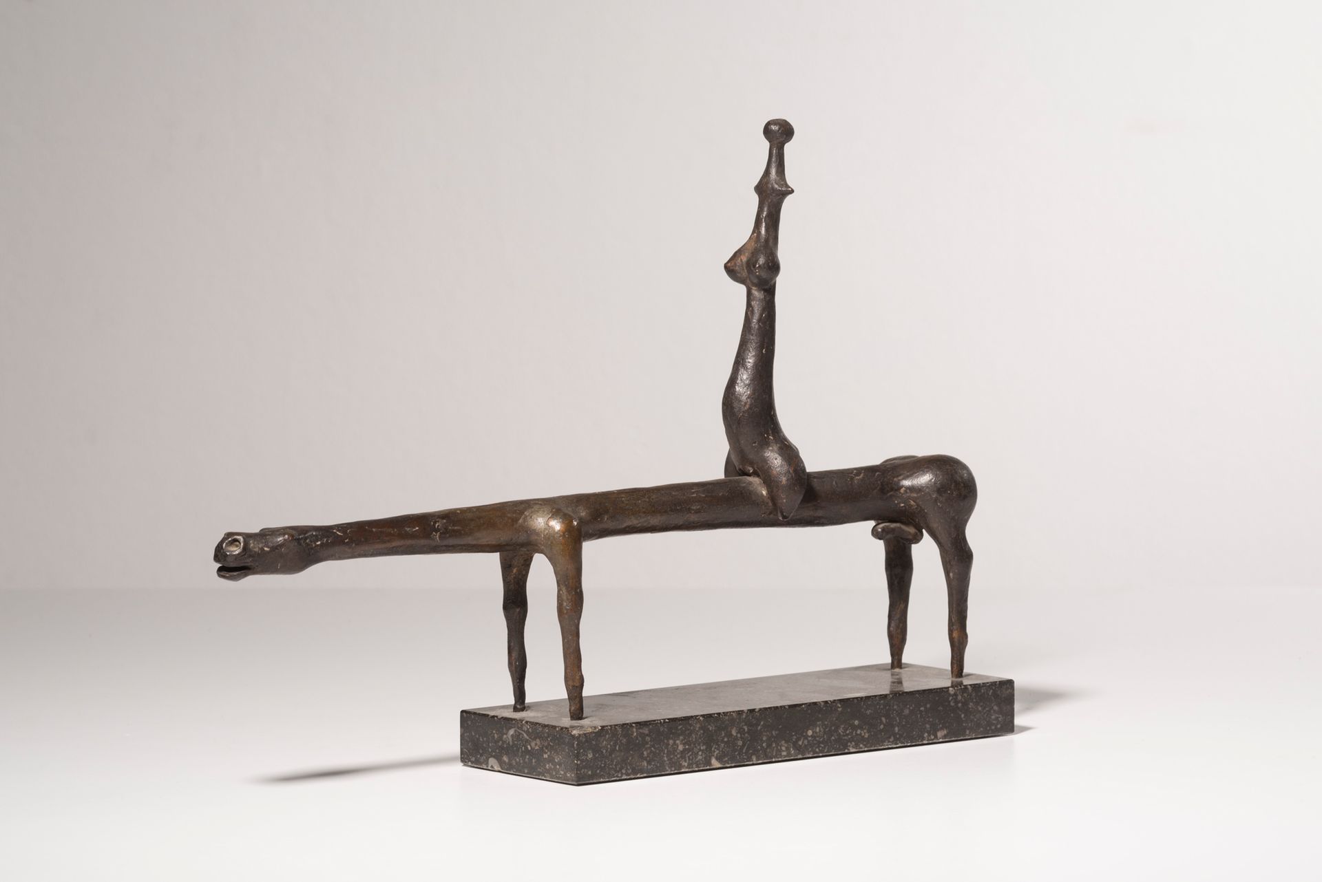 JOEP COPPENS (né en 1940) Amazone op gestrekt paard.
Bronze à patine foncée. 
Br&hellip;