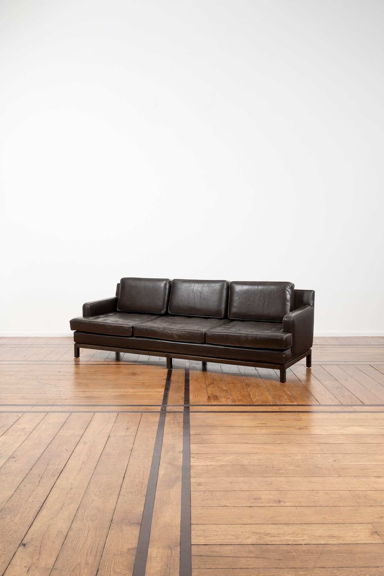 EDwARD J. WORMLEY (1907-1995) Three-seater sofa
Upholstered leather and dark woo&hellip;