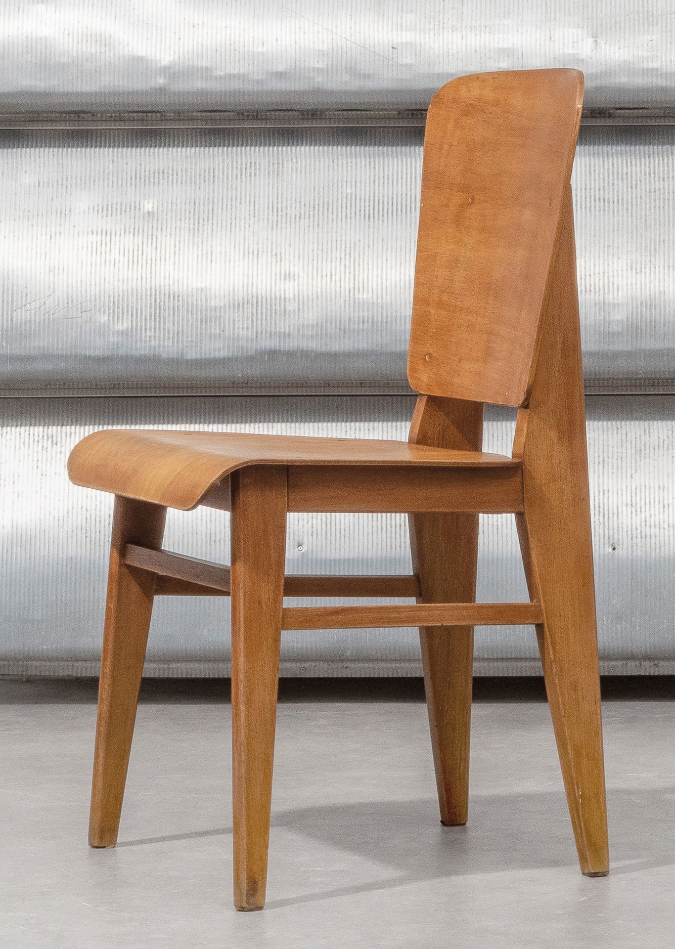 Jean PROUVÉ (1901-1984) 全木
椅子
热成型胶合板和橡木框架。
Stoel
Thermogevormd multiplex en eike&hellip;