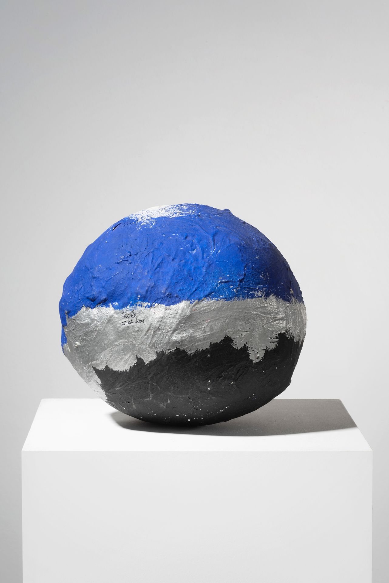 Ado CHALE (né en 1928) Sphère
Plâtre et peinture bleue, noire et argentée.
Datée&hellip;