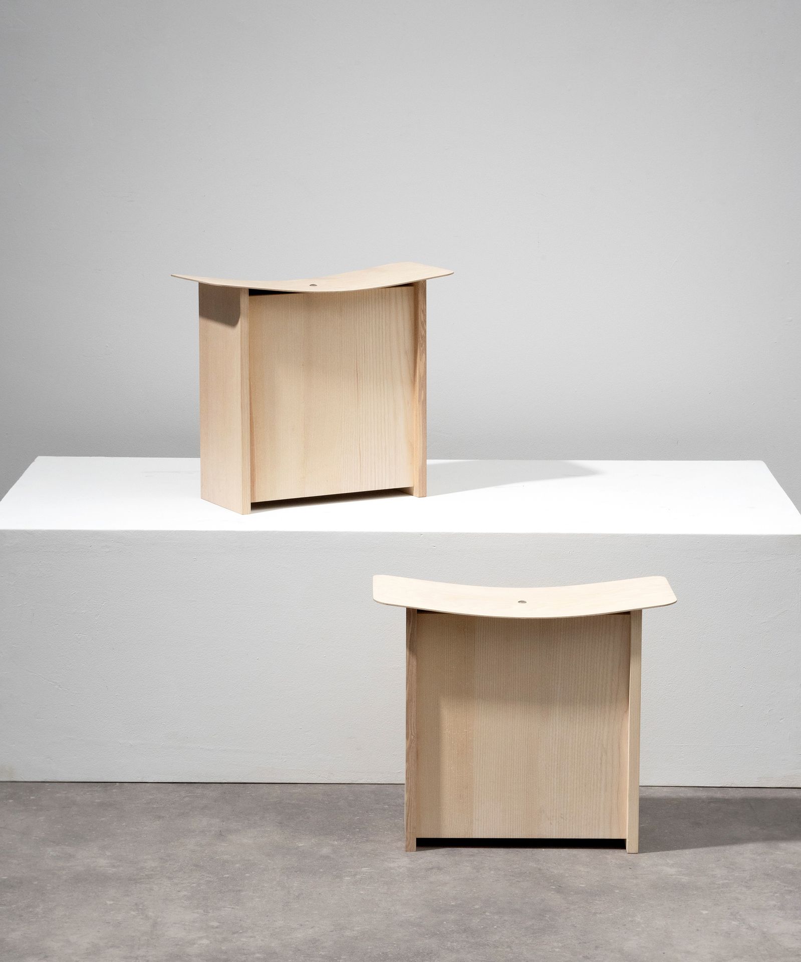 THIBAULT HUGUET Stool #1
Pair of stools
Solid ash and birch plywood.
Paar stoele&hellip;