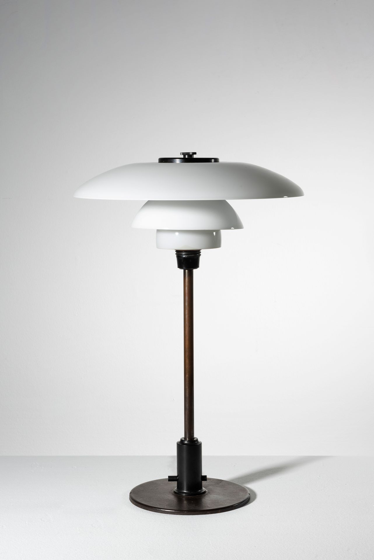 Poul Henningsen (1894-1967) PH 3/2
Lampada da tavolo
Vetro opalino, bachelite e &hellip;