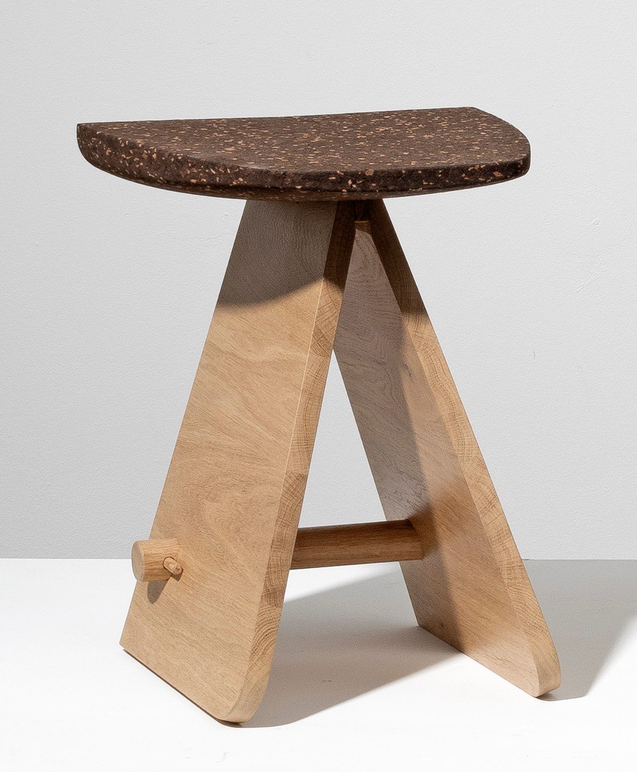 NICOLAS VERSCHAEVE Escale 01
Black cork stool with oak base.
Kruk
Zwarte kurk en&hellip;