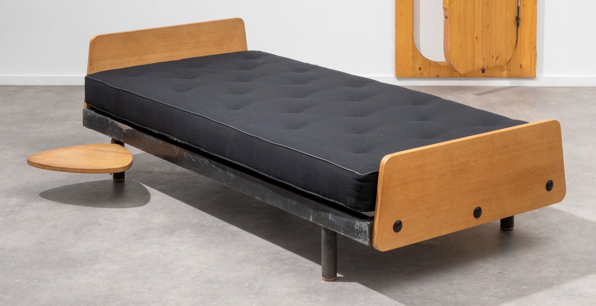 Jean PROUVÉ (1901-1984) 带折叠架的SCAL床。 黑色漆面钢板和橡木。
床垫上铺着黑色的床单。
Dagbed met inklapbare&hellip;