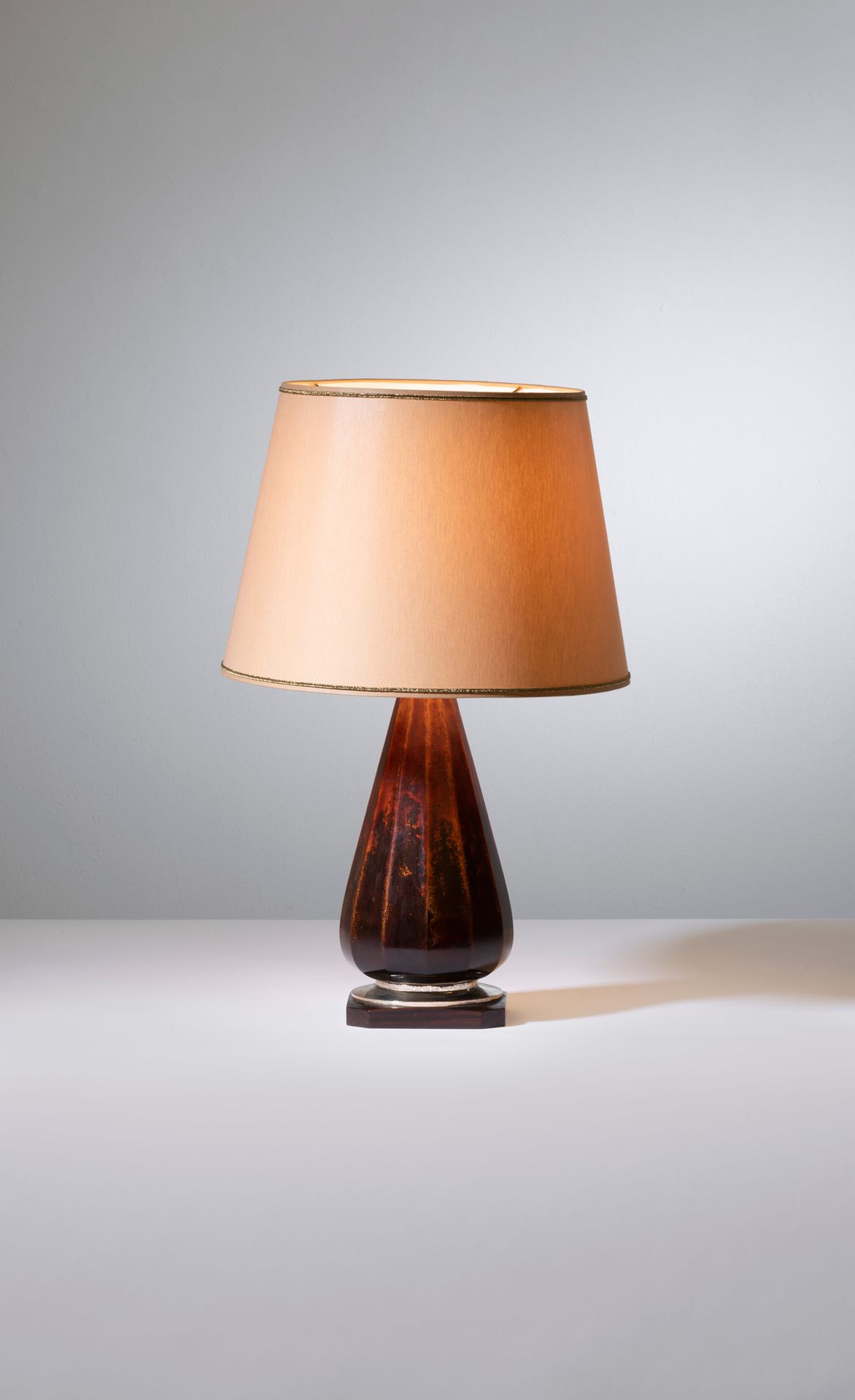 Marcel Wolfers (1886-1976) Table lamp
Rust brown lacquer on gold background.
Bas&hellip;
