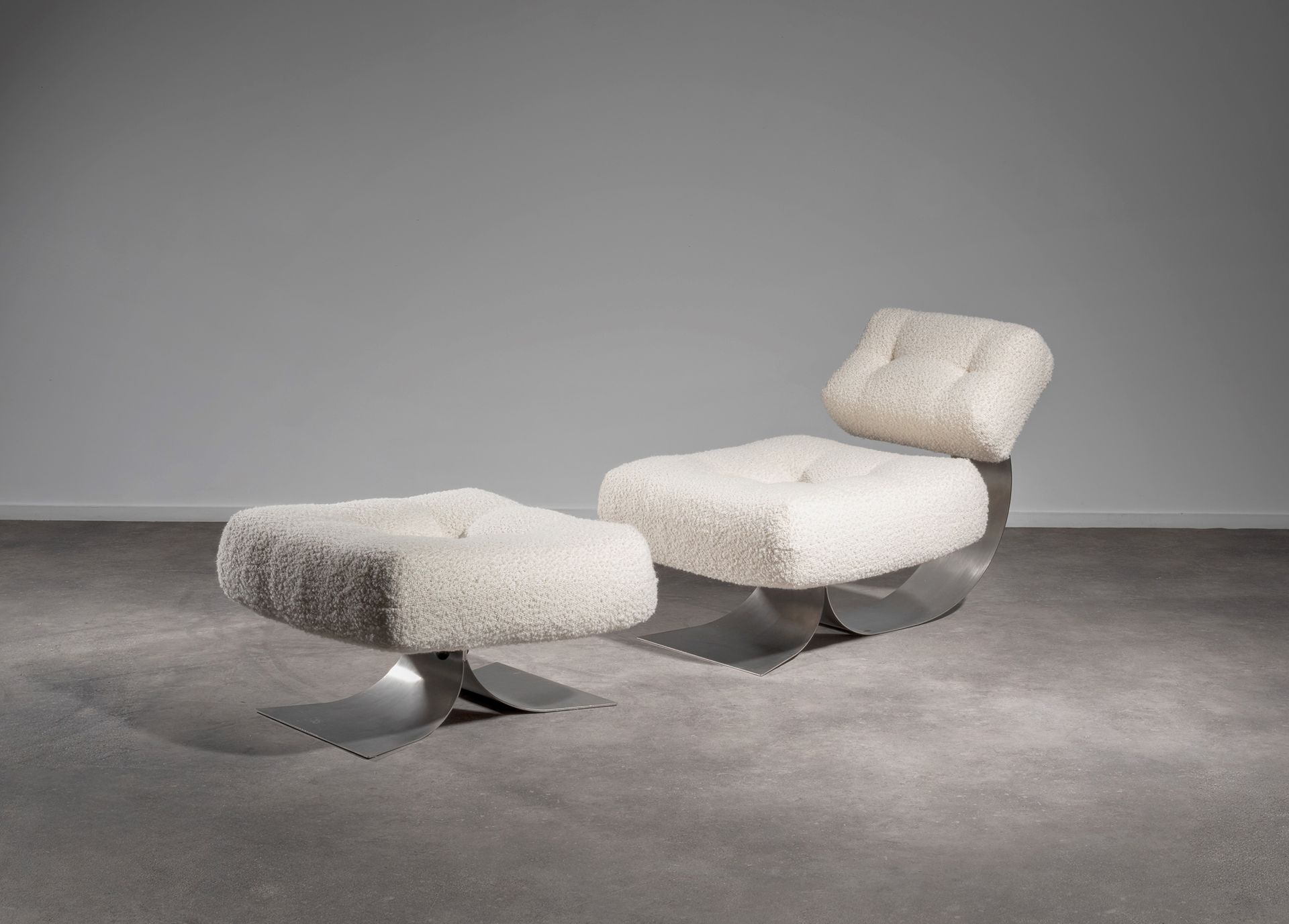 Oscar NIEMEYER (1907-2012) Alta
Chair and its footrest
Steel and wool bouclette.&hellip;
