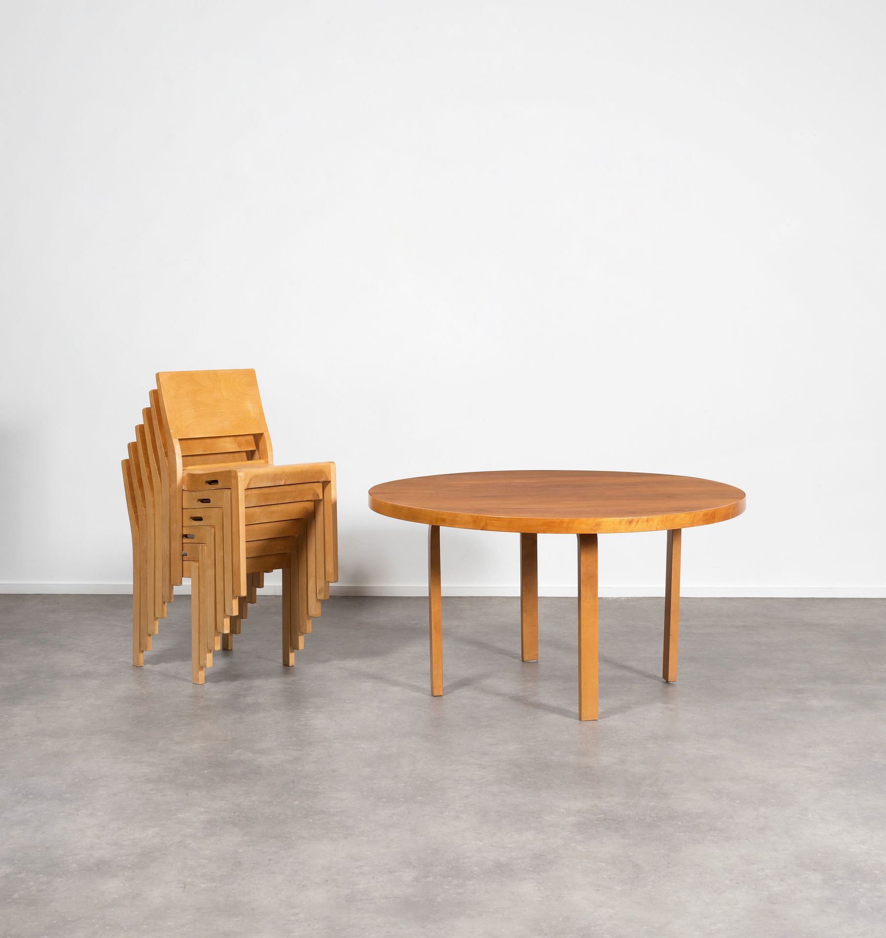 Alvar Aalto (1898-1976) Ensemble d'une table et six chaises empillables.
Bouleau&hellip;