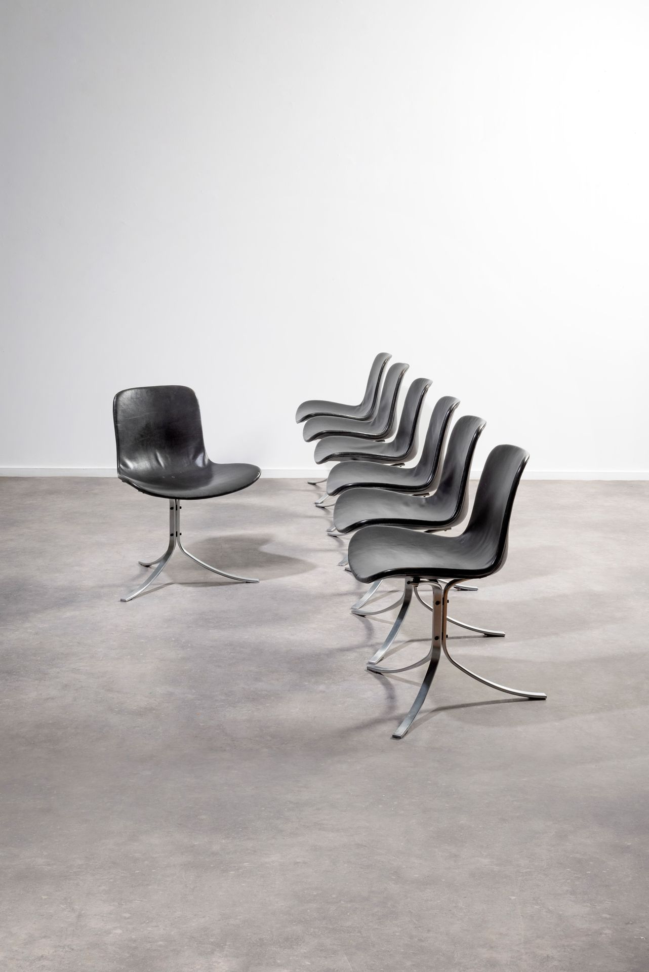 Poul Kjærholm (1929-1980) PK 9
一套7把椅子
黑色抛光皮革和哑光镀镍钢。由出版商盖章。
套房内有七个凳子
Zwart leder &hellip;