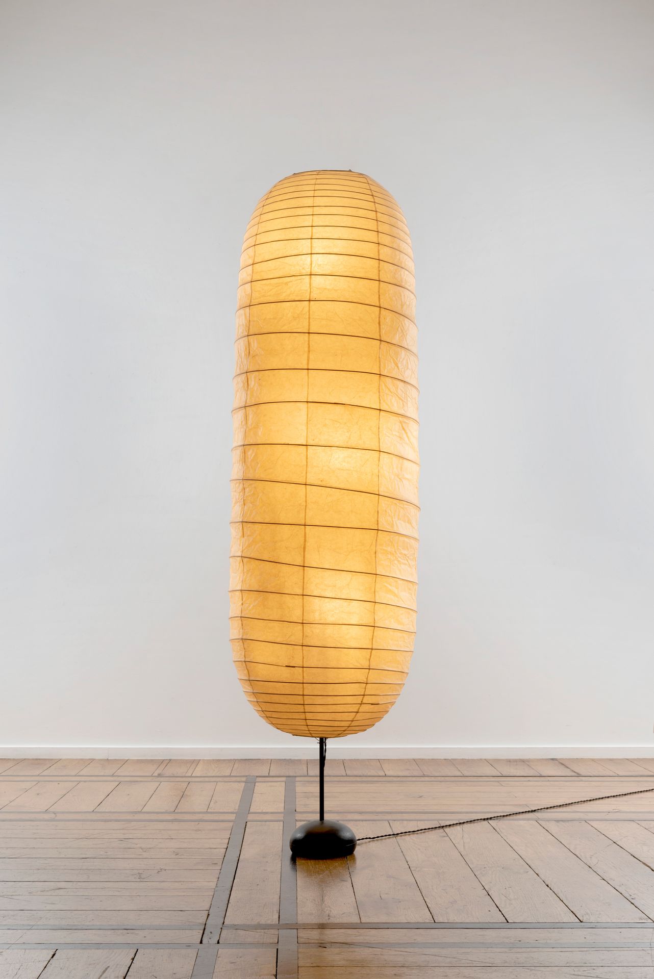 Isamu Noguchi (1904-1988) Lámpara de pie
Papel Washi, bambú y metal lacado en ne&hellip;