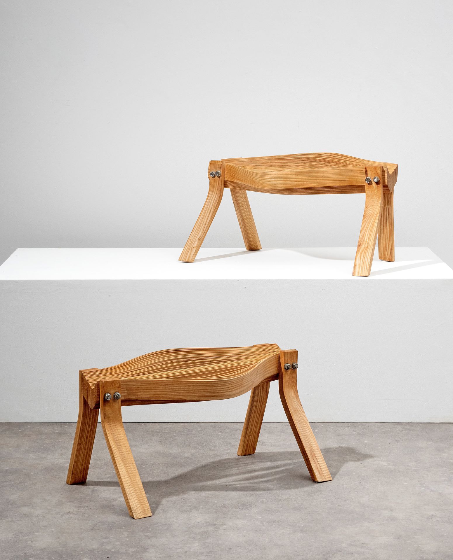 Gunnar Aagaard ANDERSEN (1919-1982) 质朴的挤奶
一对凳子
白蜡和座位由薄弯曲的白蜡板条制成。
Paar krukken
Es&hellip;