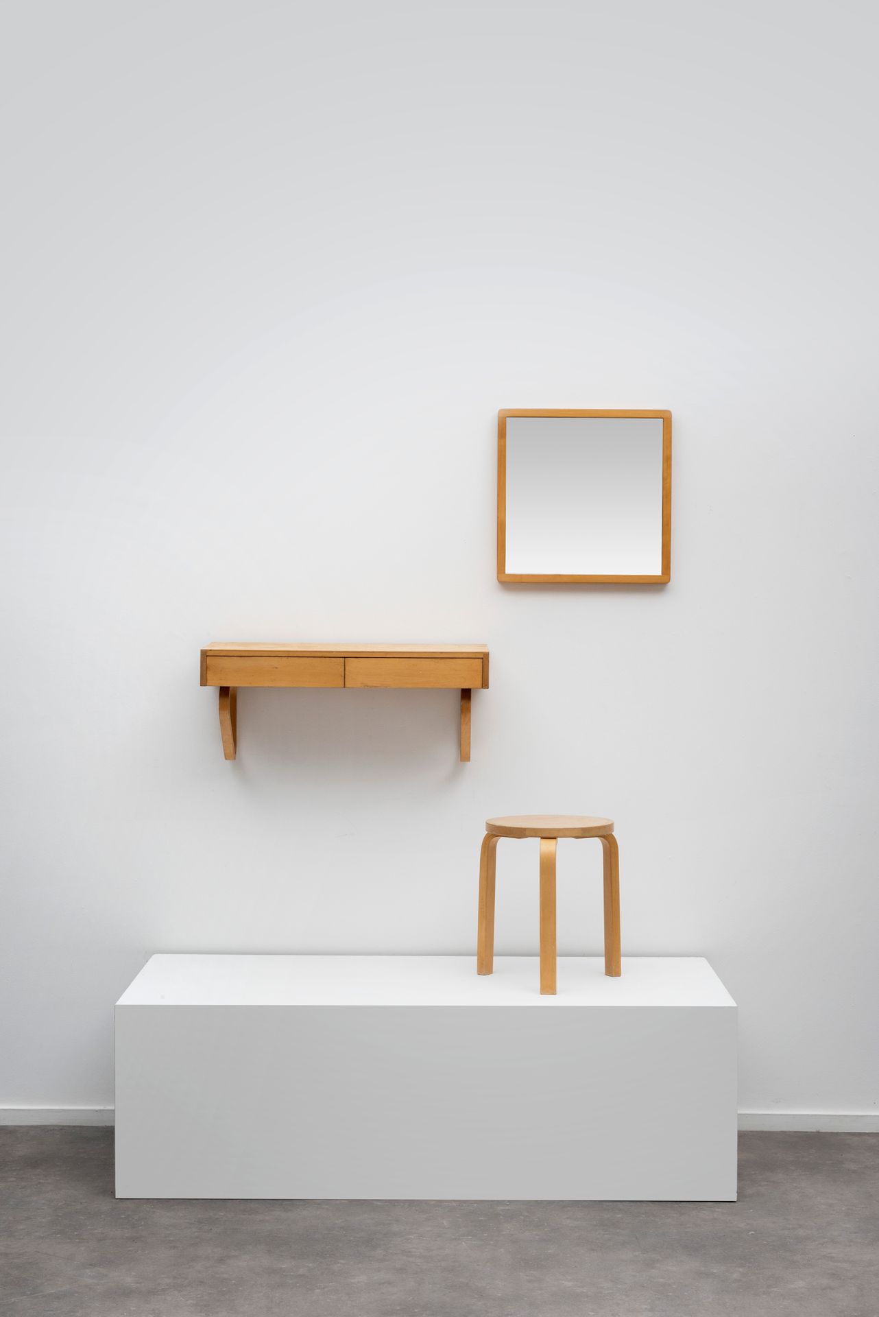 Alvar Aalto (1898-1976) 套装包括一面镜子，一个墙面控制台和一个弯曲的胶合板桦木凳子。
这套设备包括一个屏幕、一个控制台和一个按钮，
Ge&hellip;