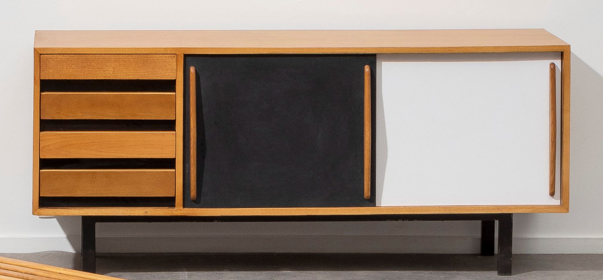 CHARLOTTE PERRIAND (1909-1999) Cansado
带抽屉的边柜
黑白相间的白蜡木饰面和黑色漆面金属。
自助餐是一个很好的选择，它有一&hellip;