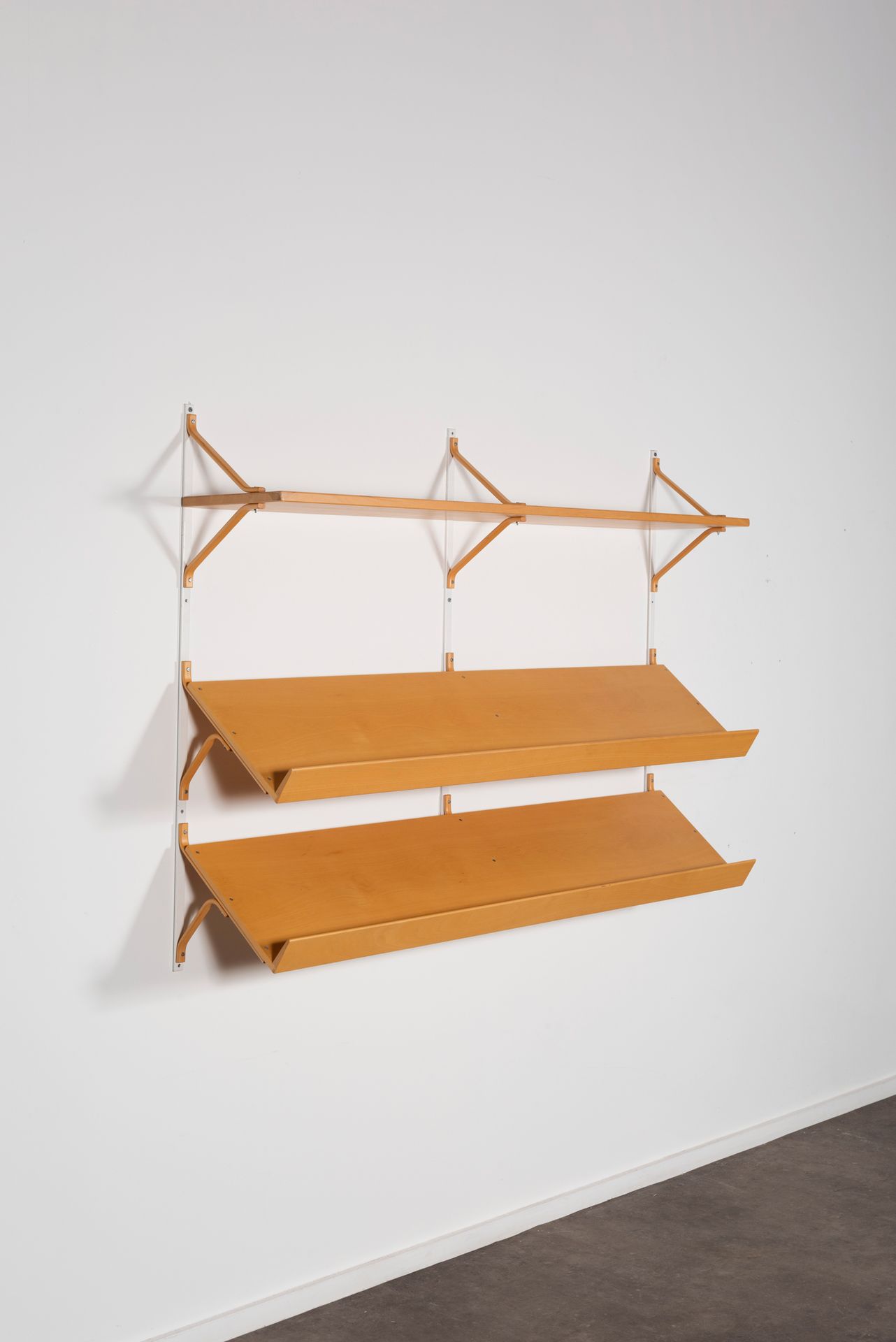 Bruno MATHSSON (1907-1988) 墙面书柜 白色漆面金属框架，榉木书架和托架。
图书馆
Wit gelakt metalen frame, &hellip;