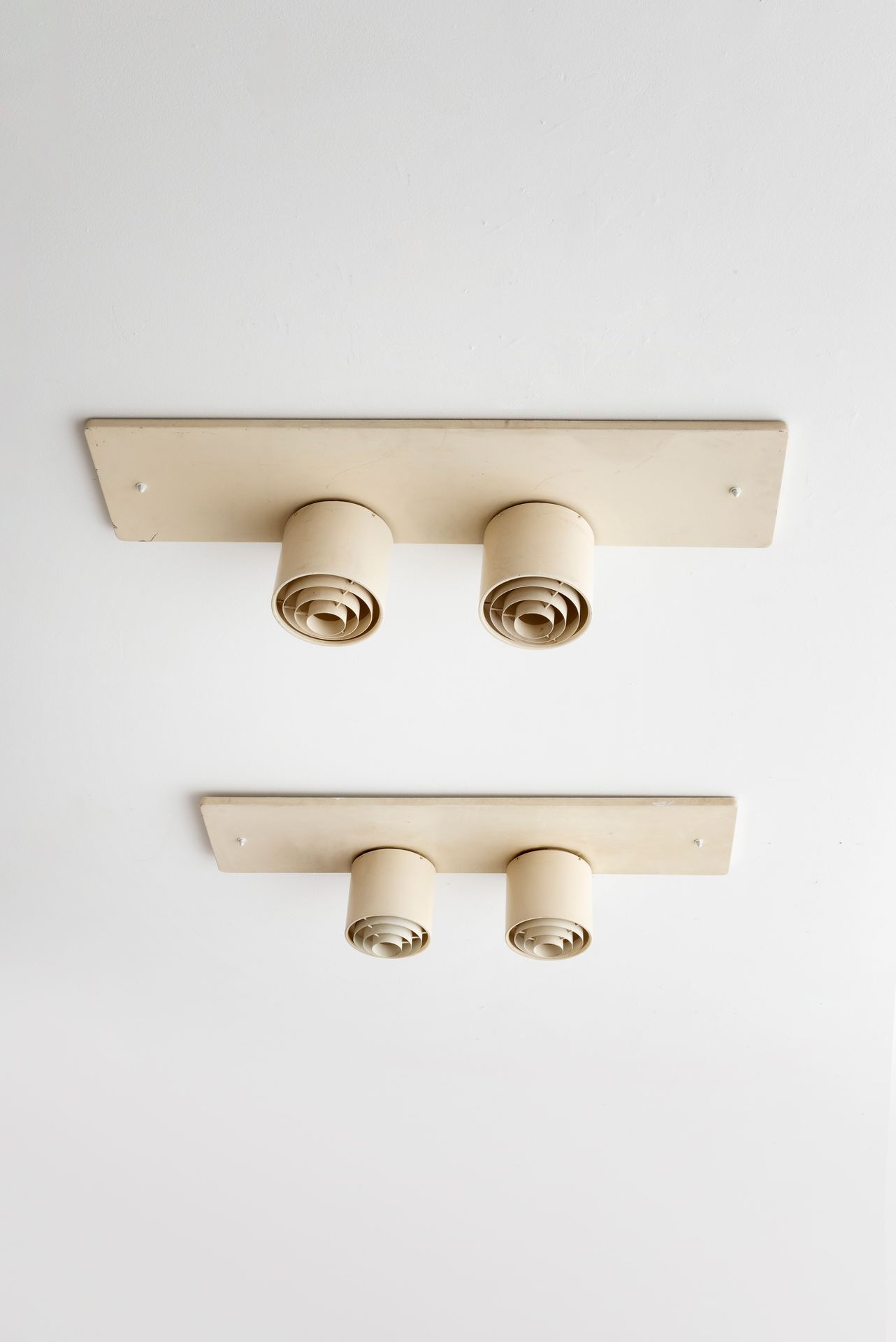 Alvar Aalto (1898-1976) Paire de plafonniers
Métal laqué.
Paar plafondlampen
Gel&hellip;