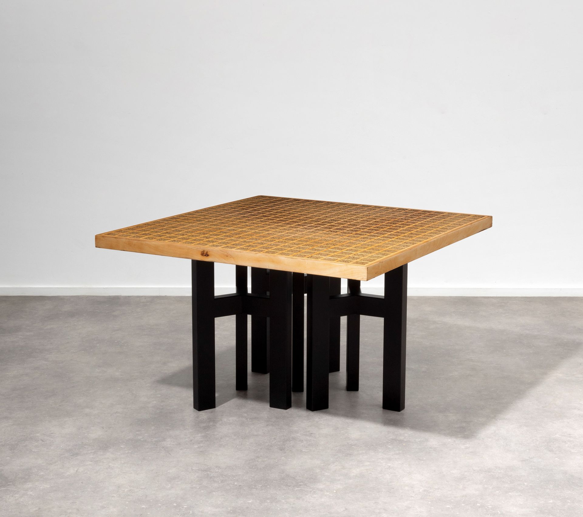 Ado CHALE (né en 1928) 镶嵌有花椒的格子桌，搁置在黑色漆钢的三个三脚架腿上。
签名。
将向买方提供一份证书。

画面上有一排排的猪舍，这些&hellip;